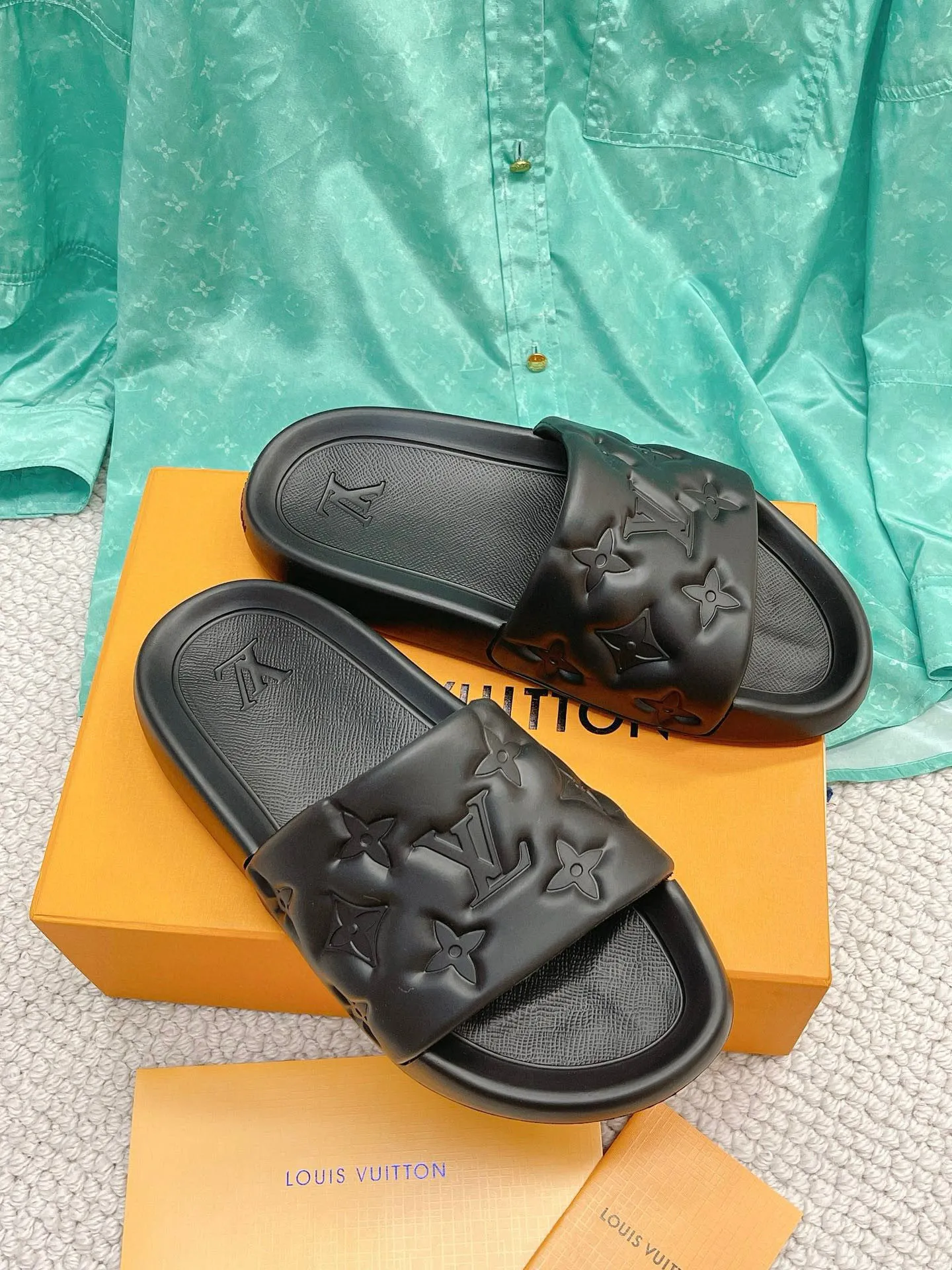 Factory price: 260💰【𝐋𝐕 Slippers】▪️Shoe size: Men's 38-45 ▪️Packaging: Counter top quality~original packaging 𝟐𝟎𝟐3 Louis Vuitton counter's new embossed slippers, L's monogram embossed slippers, Waterfront sandals are back, the upper buckle is embossed with LV's iconic Monogram pattern. Made of waterproof rubber with a comfortable and resilient insole. The lightweight, flexible outsole is embossed with the Louis Vuitton logo. ▪️Fabric: Original molded rubber foam surface ▪️Technology: embossed logo ▪️Sole: Original molded rubber foam outsole ▪️Sole thickness: 3CM.